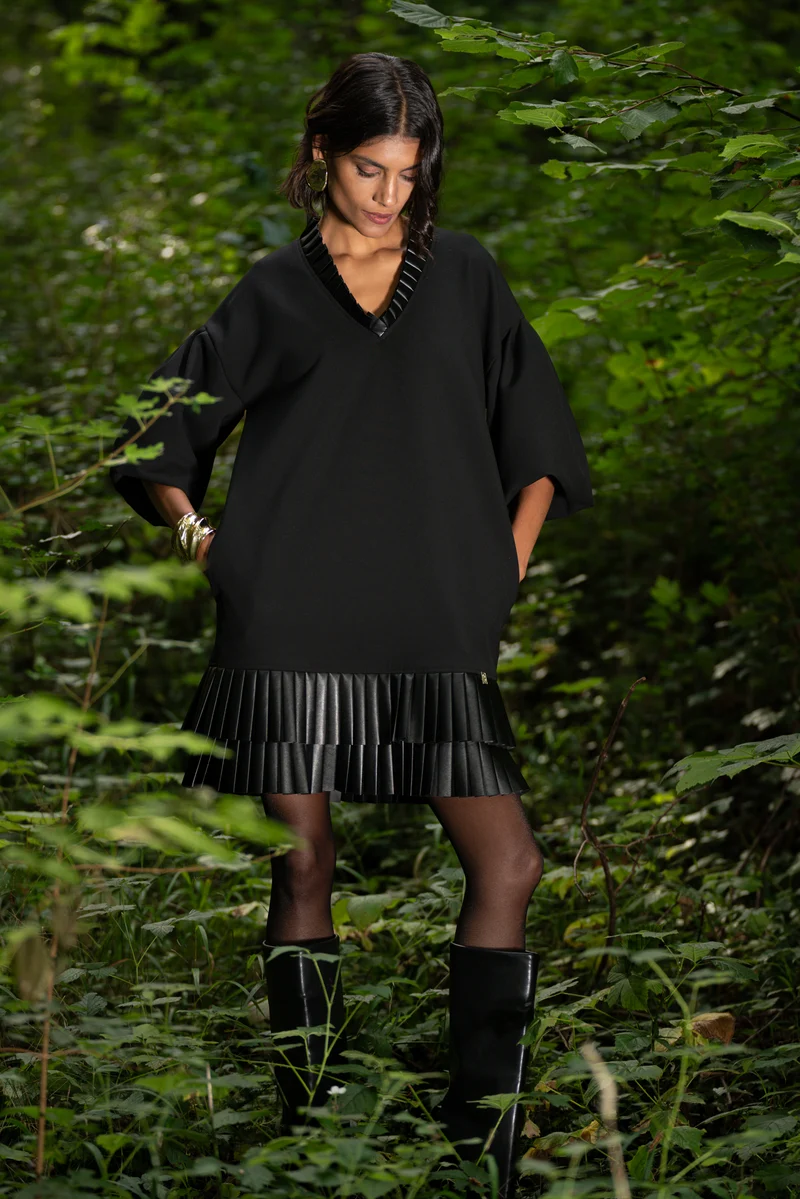 Kurzes Kleid mit veganen Lederfalten