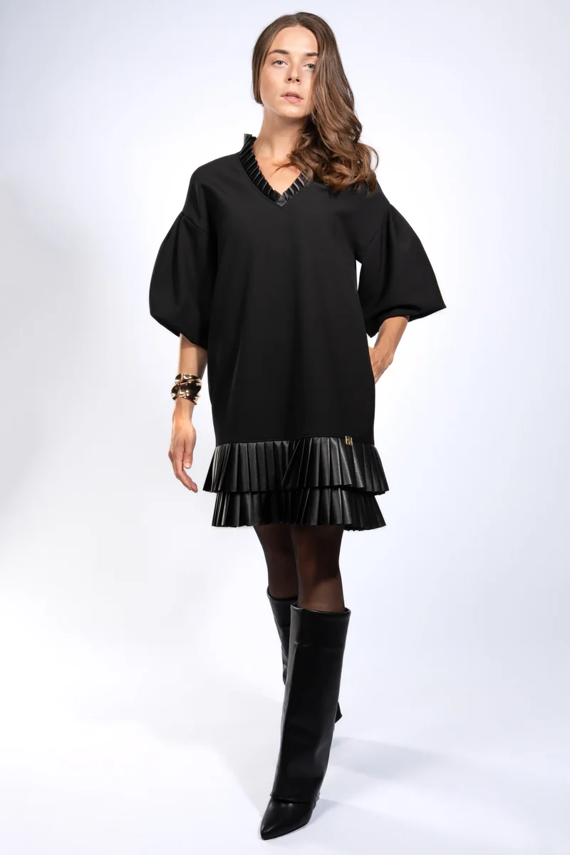Kurzes Kleid mit veganen Lederfalten