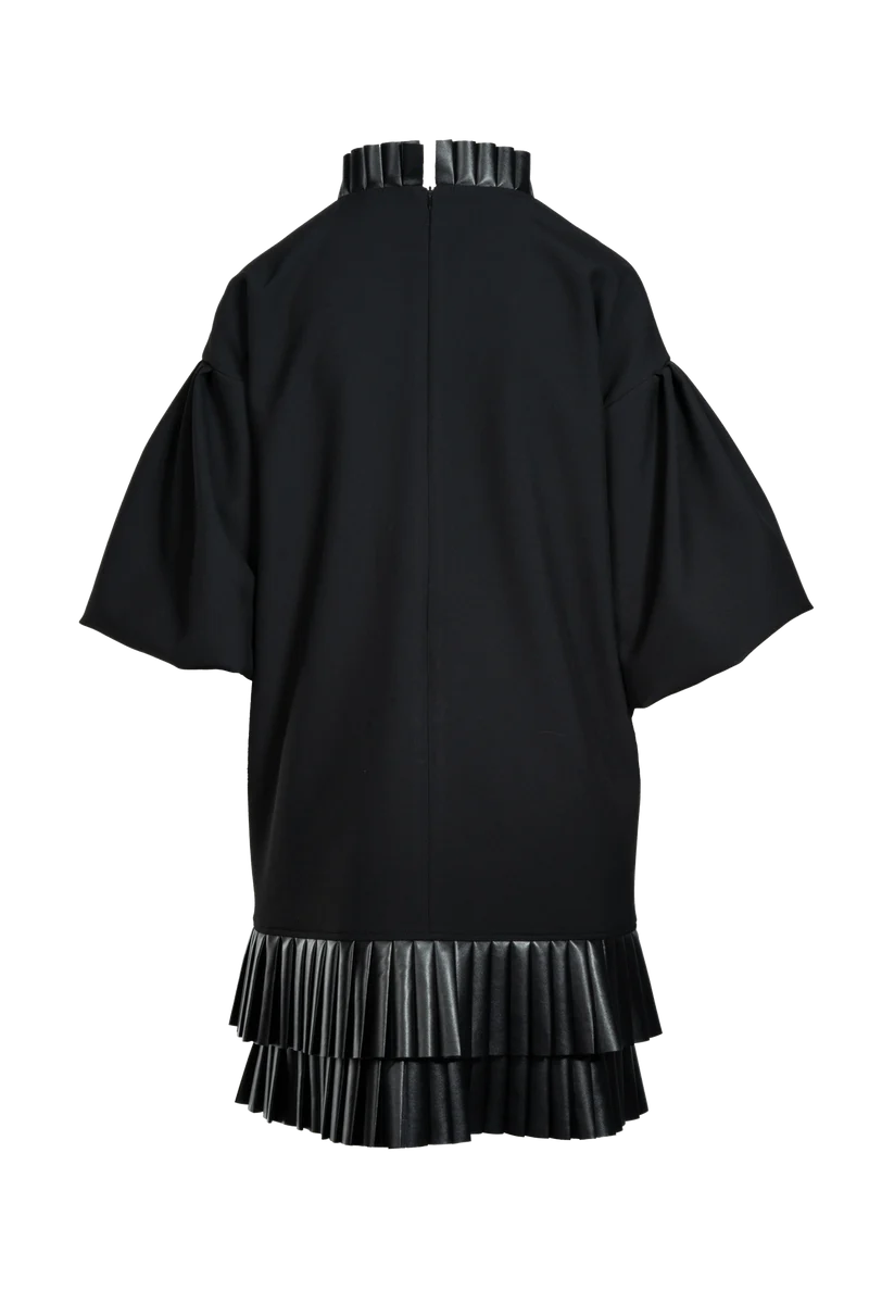 Kurzes Kleid mit veganen Lederfalten