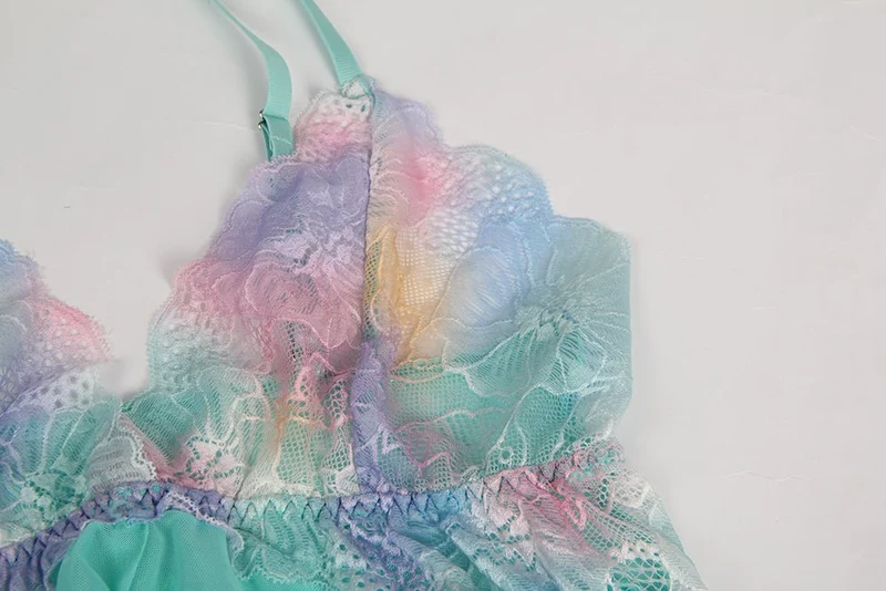 Hellgrünes Babydoll aus Netzstoff – Digitaler Spitzendruck, offene Vorderseite, Schlitz und passendes Höschen