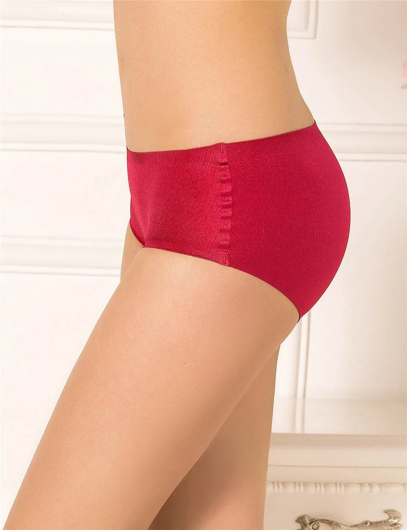 Roter, seidiger, nahtloser Slip