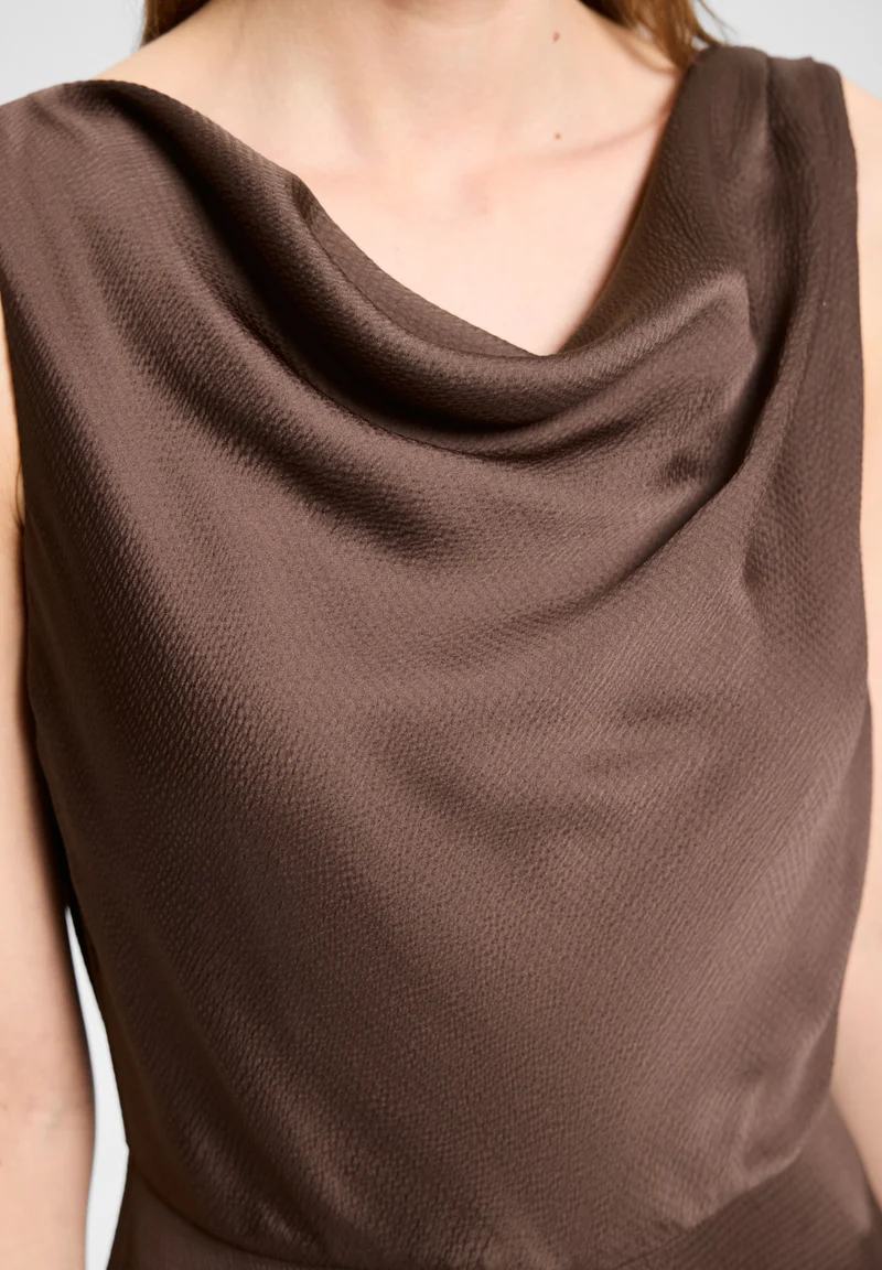 Jumpsuit aus Satin mit Wasserfallausschnitt