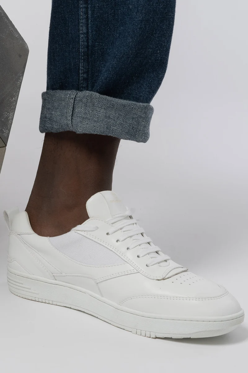 White Schuhe aus recyceltem Polyester