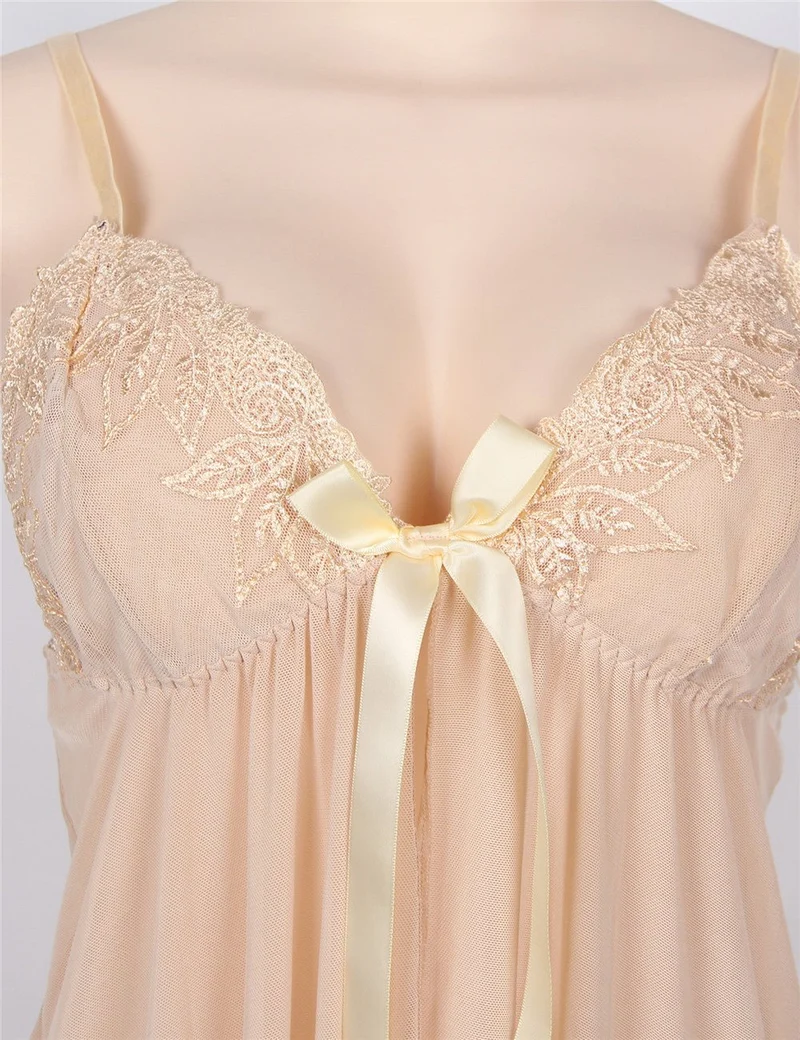 Babydoll aus hautfarbenem, transparentem Mesh – tiefer V-Ausschnitt, 3D-Stickerei, Schlitz vorne und passender String.