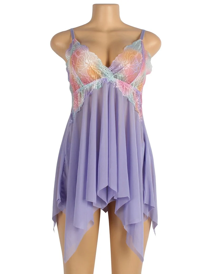 Lila Babydoll mit digitalem Spitzendruck, offener Vorderseite, Schlitz und passendem bedrucktem Höschen