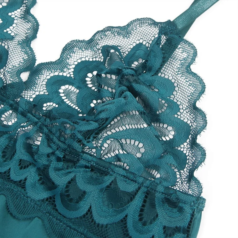 Smaragdgrünes Babydoll aus floraler Spitze mit Haken- und Ösenverschluss am Rücken