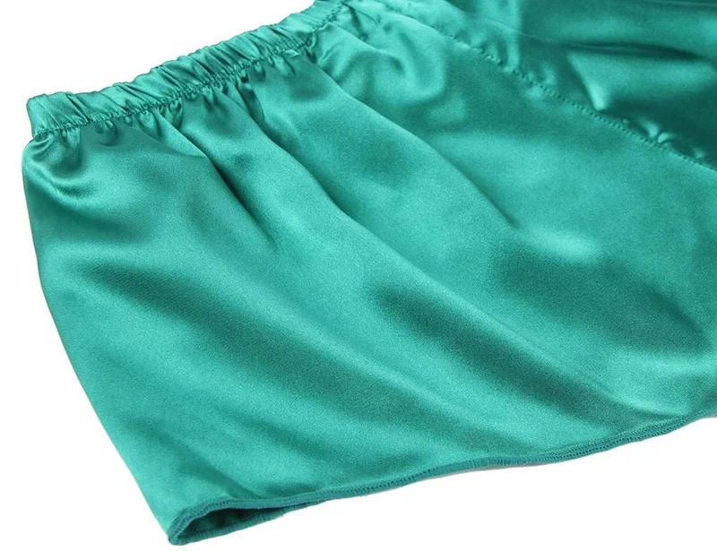 Zweiteiliger Pyjama-Set aus grünem und schwarzem Satin und Spitze mit Lochmuster