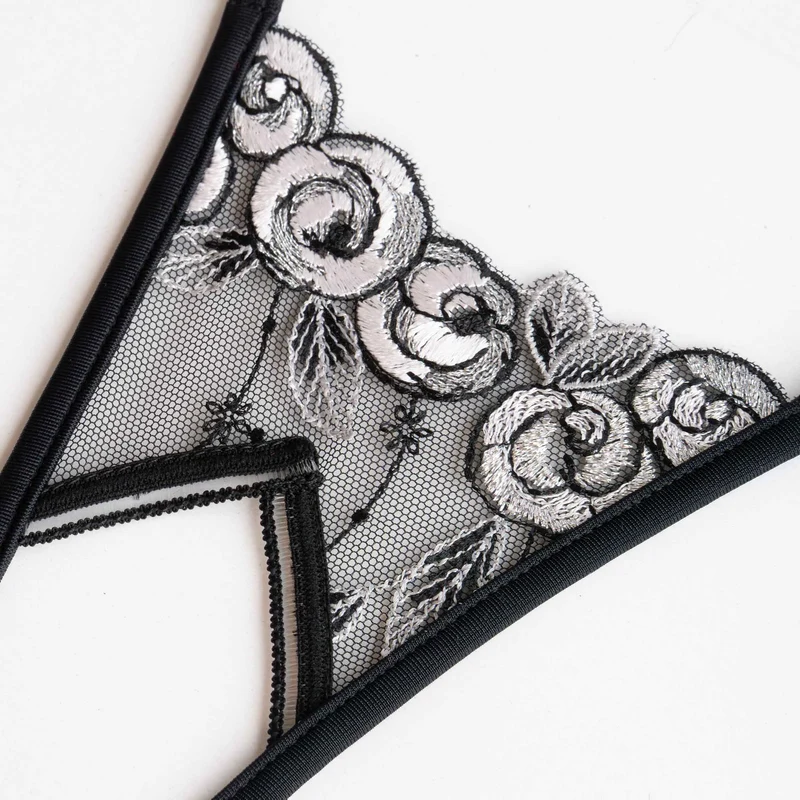 Silver Roses - V-String Ouvert mit Schmuck - Schwarz/Silber