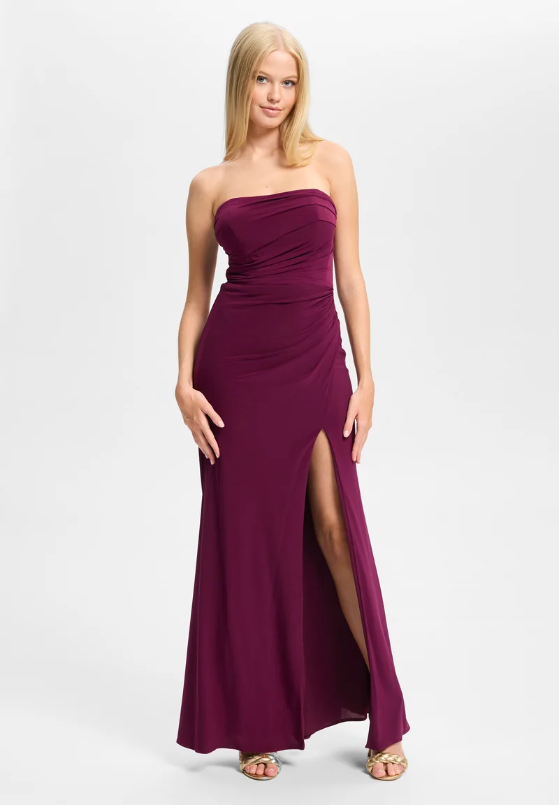 Figurbetontes Abendkleid mit Beinschlitz
