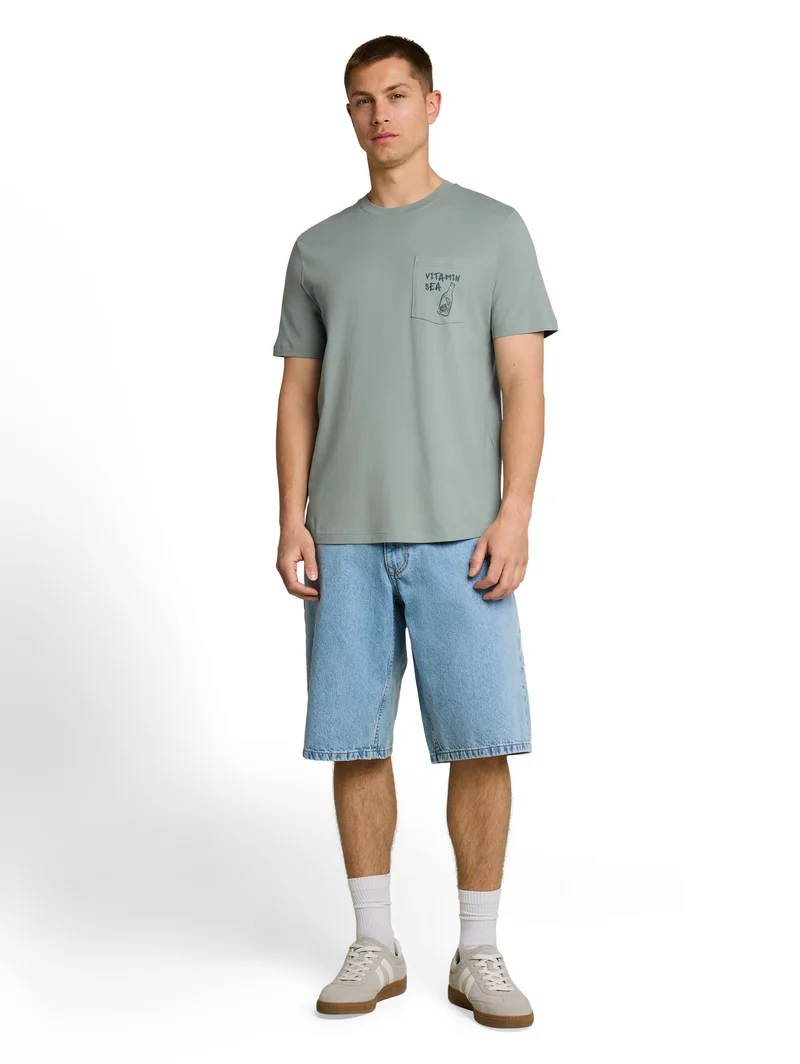 T-Shirt mit Brusttasche mit Print