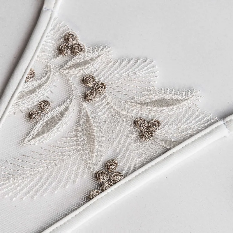 Fancy Feather - Mini G-String mit Schmuck - Elfenbein
