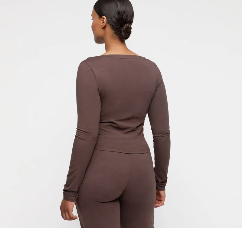 Everyday Scoop Neck Long Sleeve Tee