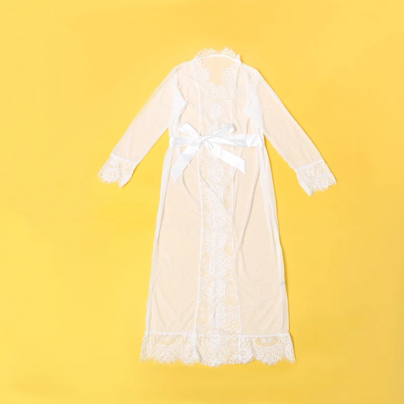 Weißer Netzmorgenmantel – Wimpernspitze an Brust, Taille und Saum, offene Vorderseite und verstellbarer Gürtel