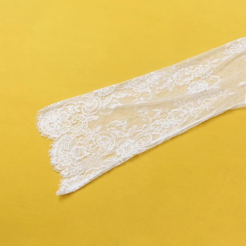 Weißer Morgenmantel aus floraler Spitze – Satinleiste, Manschetten aus Wimpernspitze und Seidengürtel