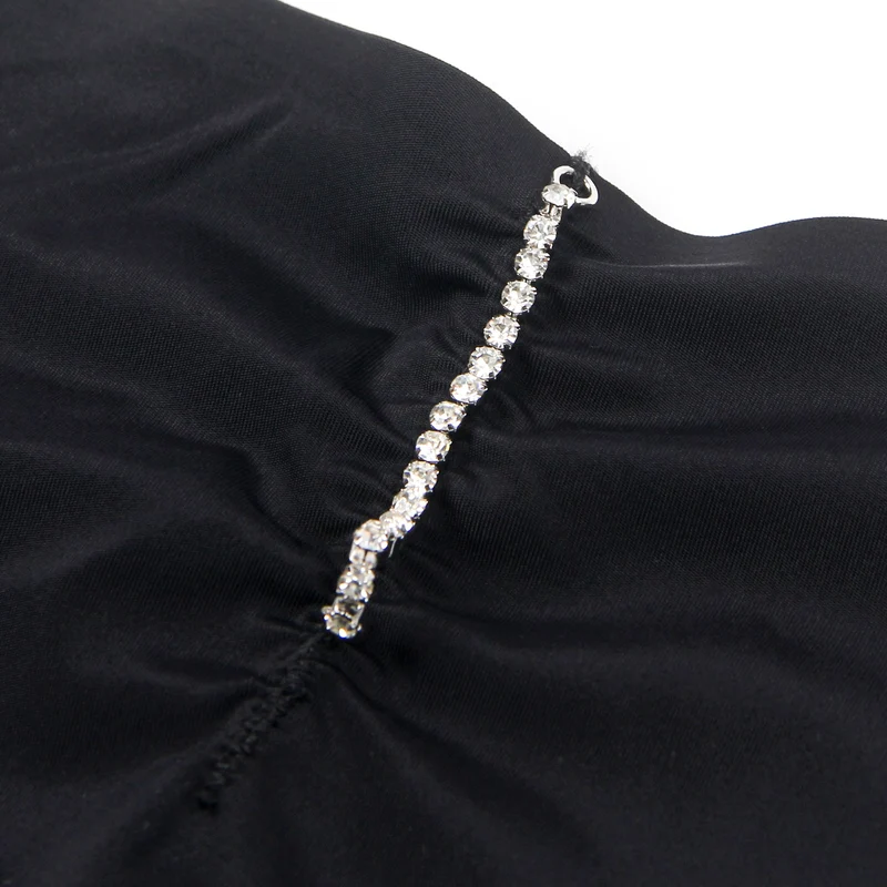 Nahtloser String aus schwarzer Eisseide – Strasskette & plissierte Vorderseite