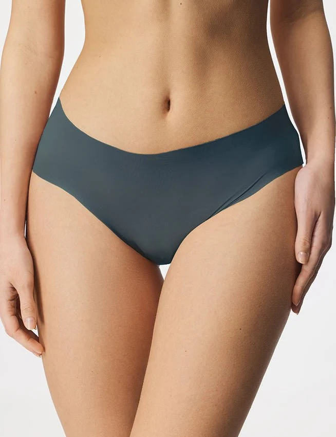 Nahtloser String aus blauer Eisseide – mit wellenförmigem Spitzendetail an der Hüfte und verstellbarem Beinausschnitt