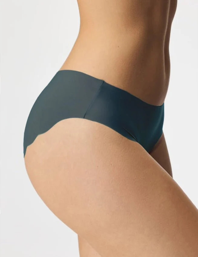 Nahtloser String aus blauer Eisseide – mit wellenförmigem Spitzendetail an der Hüfte und verstellbarem Beinausschnitt