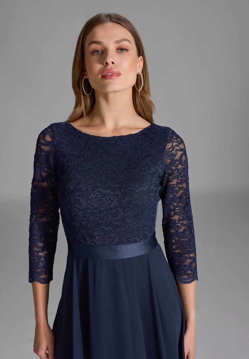Abendkleid aus Spitze und Chiffon mit ¾ Arm