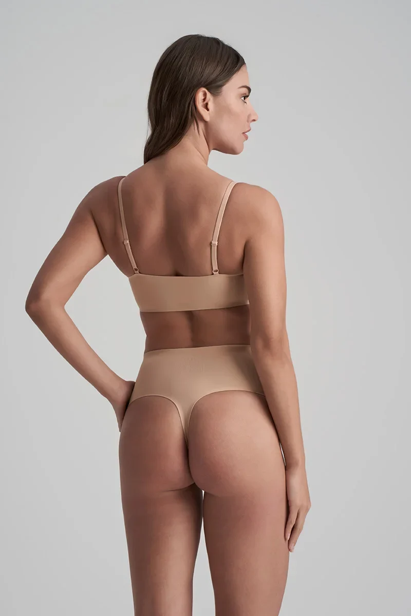 ByeBra – Unsichtbare Shapewear mit leichter Stützwirkung, unsichtbarer String-Tanga mit mittelhohem Bund, Beige