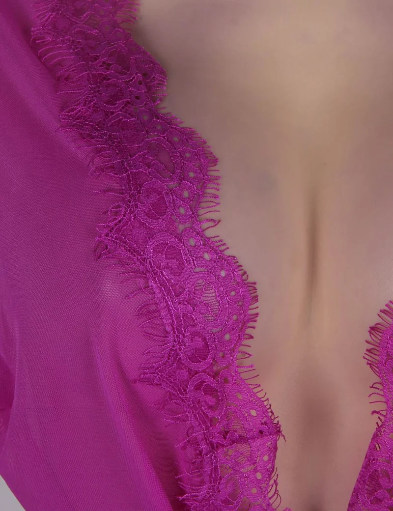 Lila, transparenter Netz-Bademantel – Set aus Wimpernspitzenbesatz, Satin-Gürtel und String