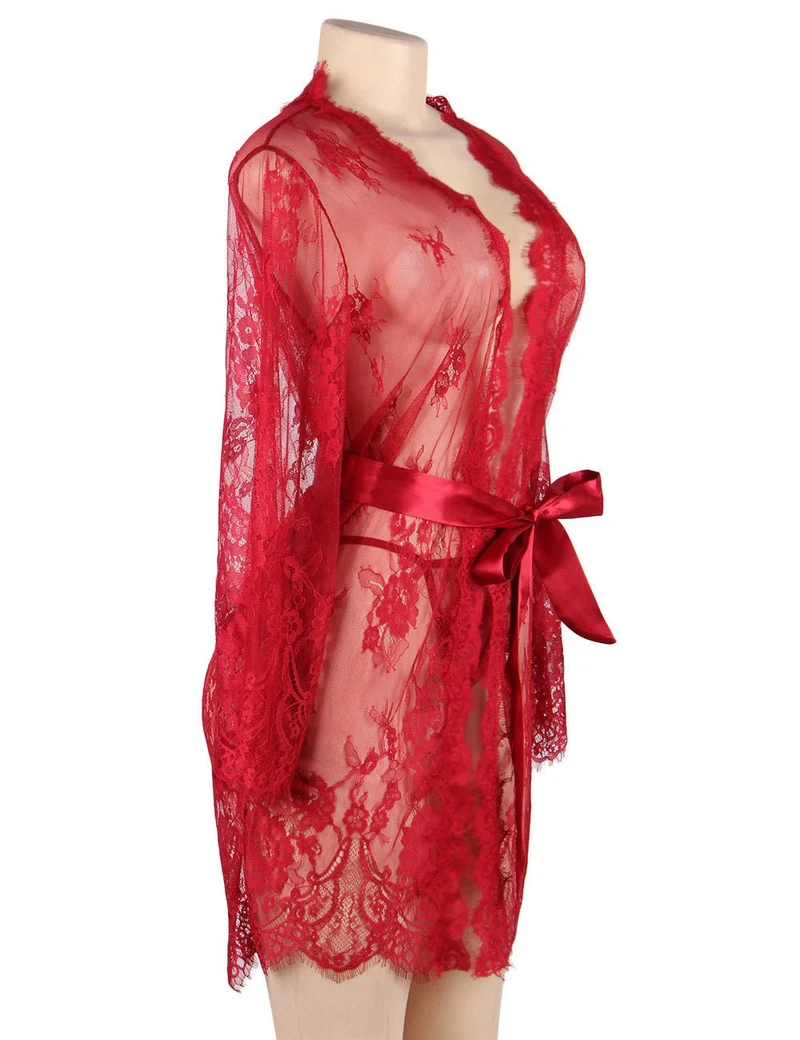 Babydoll aus roter Wimpernspitze – Weite Ärmel, Knopfleiste, Satinbund & String-Set