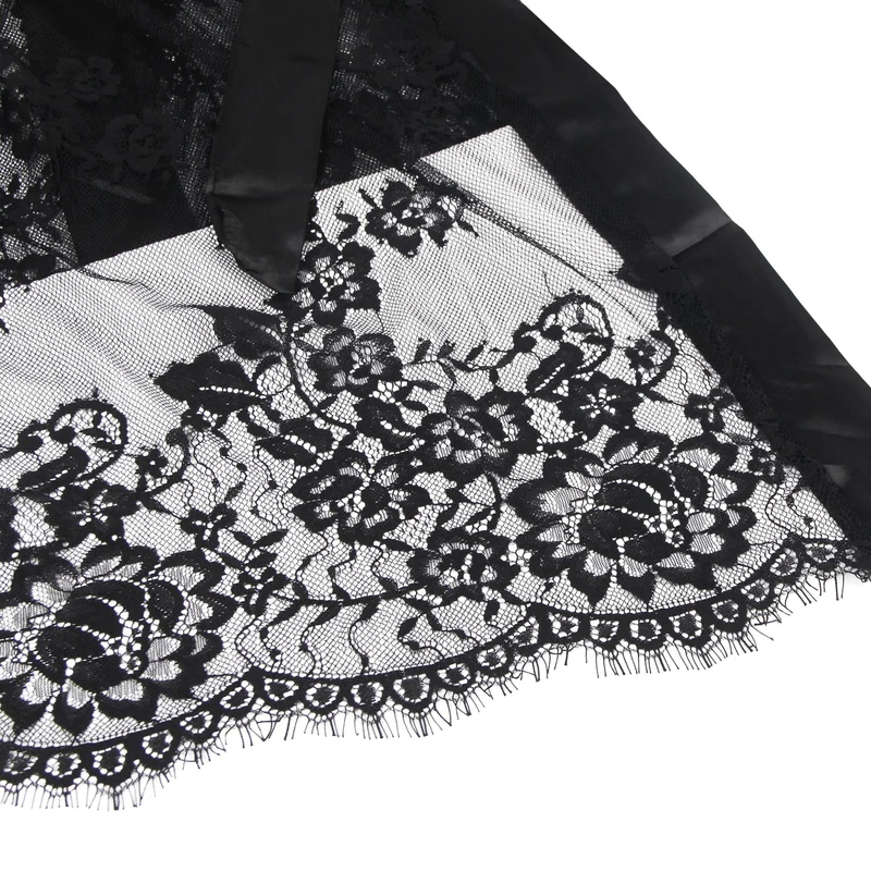Schwarzer, offener Morgenmantel mit Wimpernspitze – Satin-Knopfleiste, lange Ärmel, Satin-Gürtel und String-Set