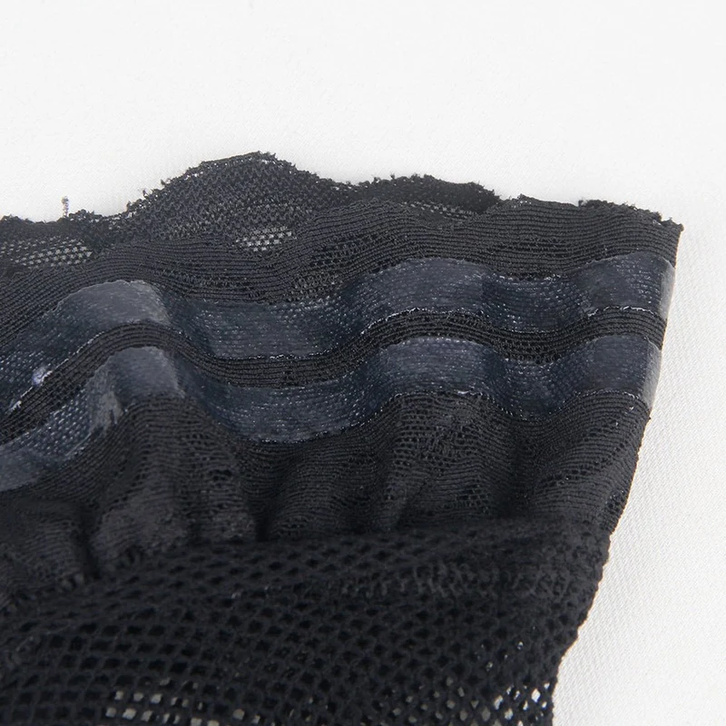Schwarze Netzstrümpfe bis zum Oberschenkel mit Spitzenabschluss und Silikon-Halteband
