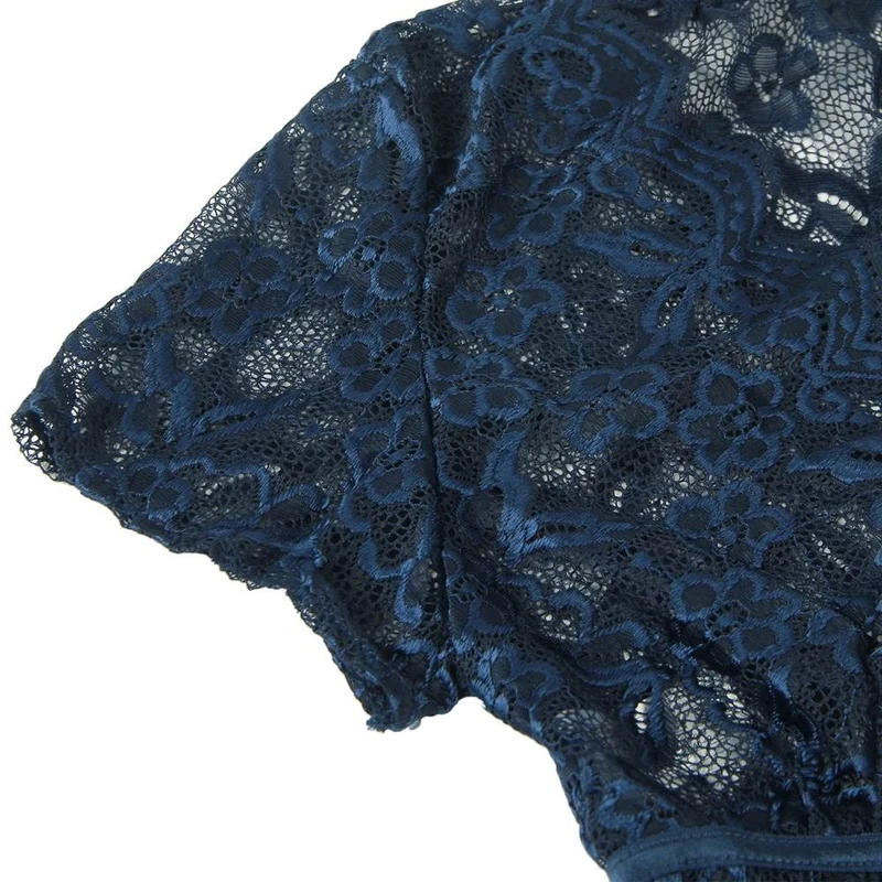 Denimblaues Set aus glänzendem Spitzen-BH und hochgeschnittenem Höschen – Crop-Top mit tiefem V-Ausschnitt