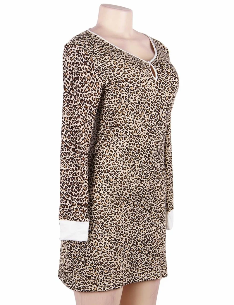 Pyjama-Set aus langärmeligem Oberteil und kurzem Rock mit Leopardenmuster aus Milchseide – Rundhalsausschnitt mit Cut-Out-Details