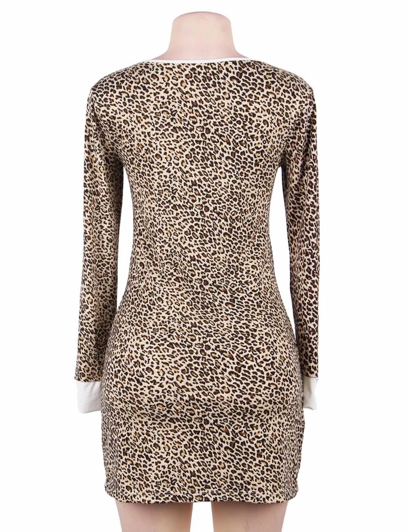Pyjama-Set aus langärmeligem Oberteil und kurzem Rock mit Leopardenmuster aus Milchseide – Rundhalsausschnitt mit Cut-Out-Details