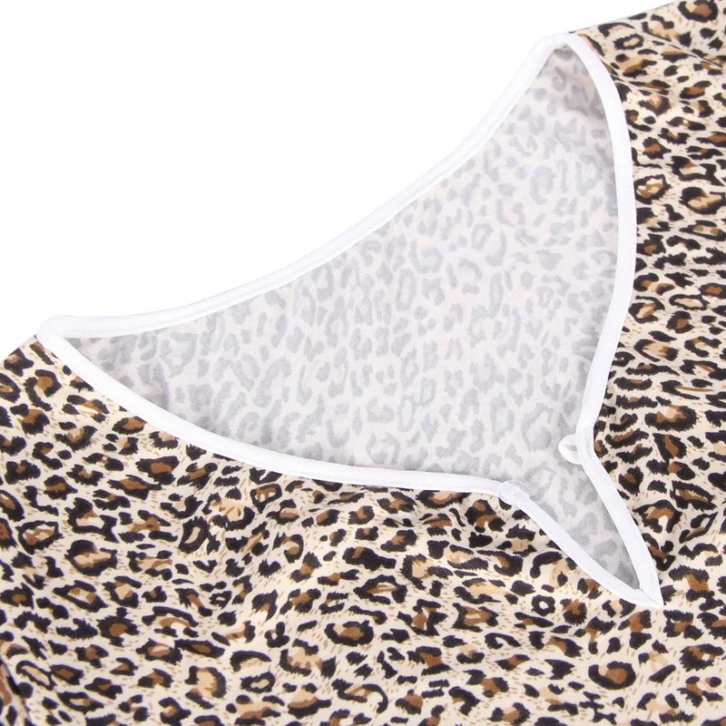 Pyjama-Set aus langärmeligem Oberteil und kurzem Rock mit Leopardenmuster aus Milchseide – Rundhalsausschnitt mit Cut-Out-Details