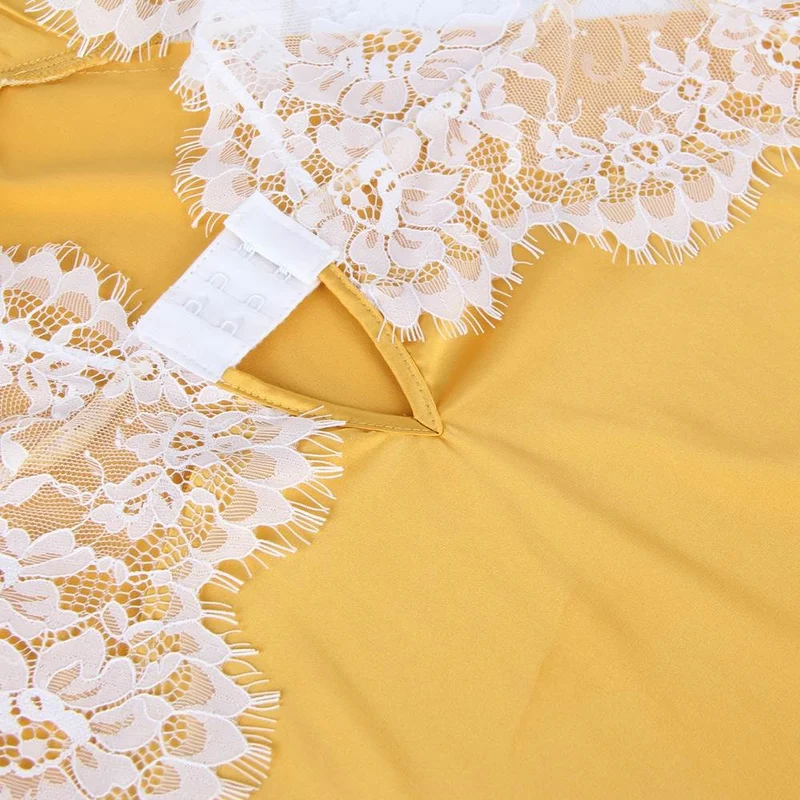 Gelber Pyjama-Set aus Imitationsseide mit tiefem V-Ausschnitt, Wimpernspitze und Camisole – offener Rücken mit Verschluss und verstellbaren Trägern