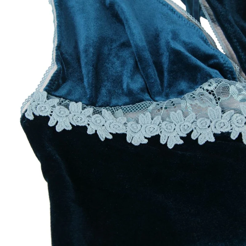 Blaues Velours-Nachthemd mit Blumenstickerei – Oberteil mit gekreuztem Rückenausschnitt, Spitzenbesatz am Dekolleté, Seitenschlitzen und passendem String-Tanga