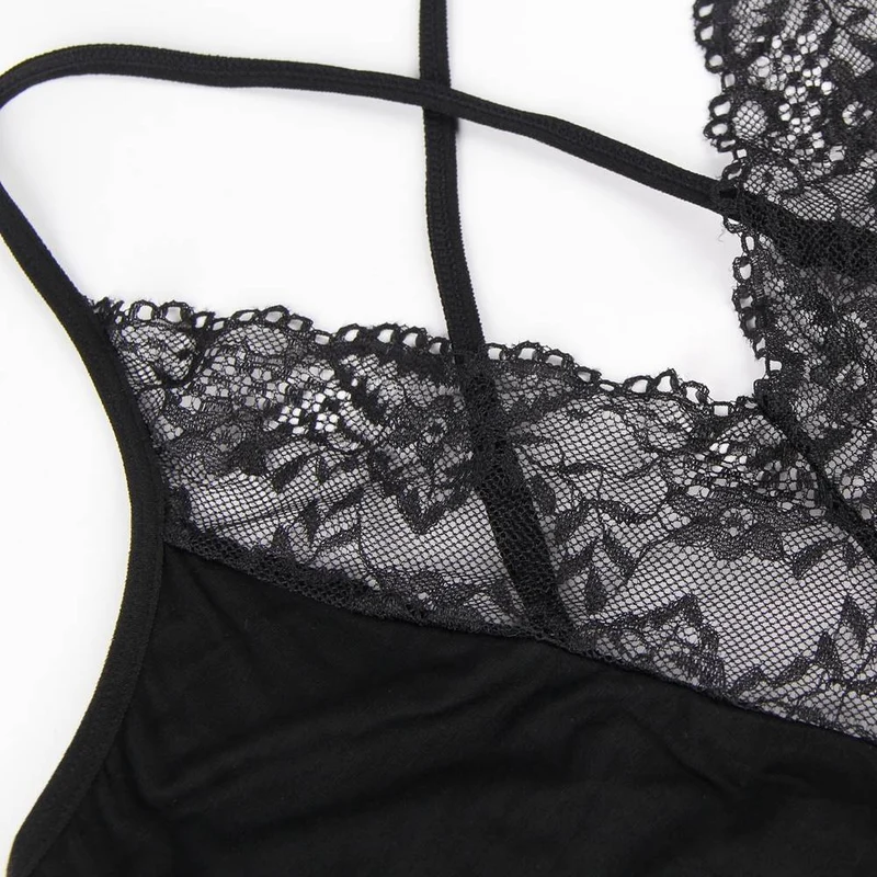 Modales Nachthemd mit tiefem V-Ausschnitt und Spitze – Rückenausschnitt, gekreuzte Träger, ausgestellter Rock und G-String-Set