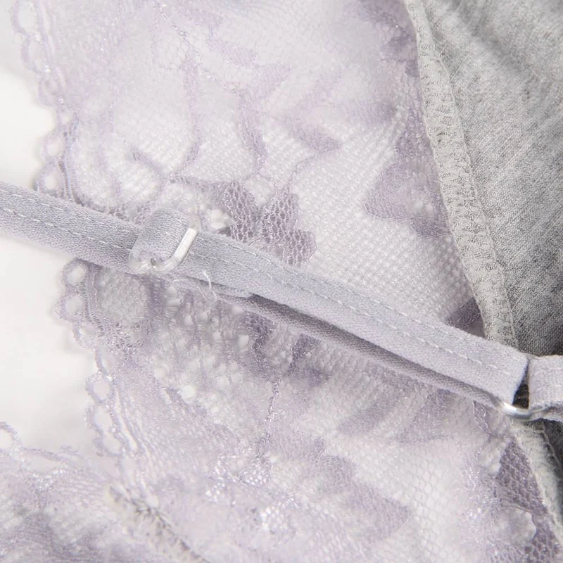 Modales Nachthemd mit tiefem V-Ausschnitt und Spitze – Rückenausschnitt, gekreuzte Träger, ausgestellter Rock und G-String-Set