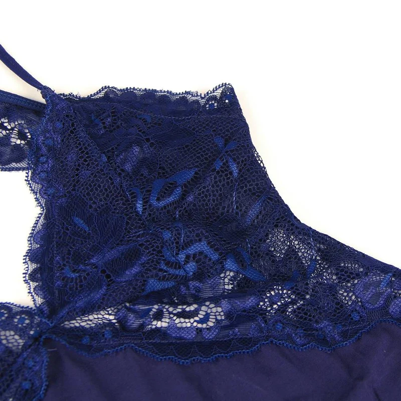 Nachthemd aus hochelastischem Modal in Marineblau mit tiefem V-Ausschnitt – mit Spitzeneinsätzen an Rücken und Seiten, Glockenrock mit Spitzenbesatz und passendem String-Set