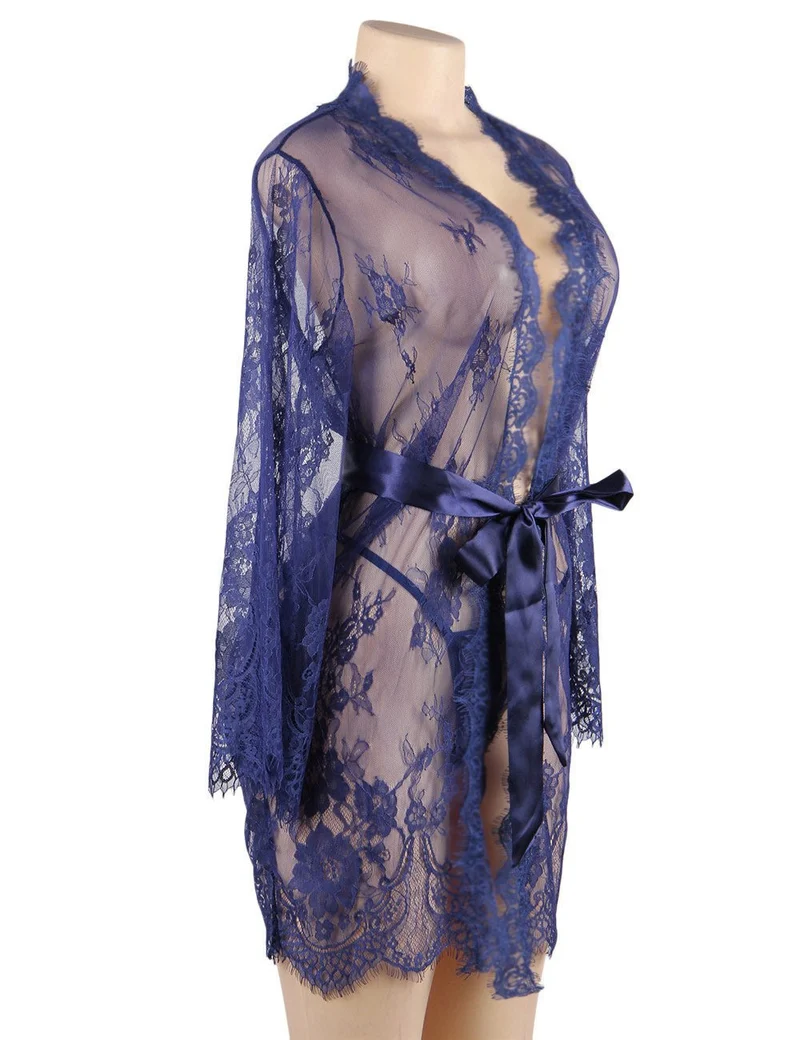 Blaues Spitzen-Chemise mit Wimpernspitze – Knopfleiste aus gewellter Spitze, weite Ärmel, Taillenband aus Kunstseide und String