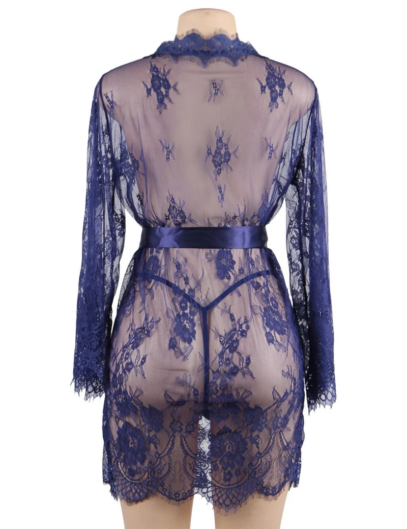 Blaues Spitzen-Chemise mit Wimpernspitze – Knopfleiste aus gewellter Spitze, weite Ärmel, Taillenband aus Kunstseide und String