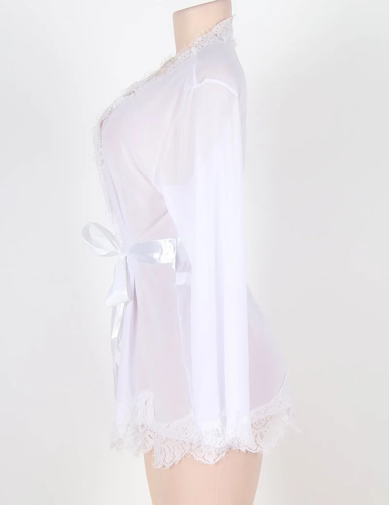 Weißer Babydoll-Bademantel aus Netzstoff – lange Ärmel, Spitzenbesatz, Kunstseidengürtel und passender String