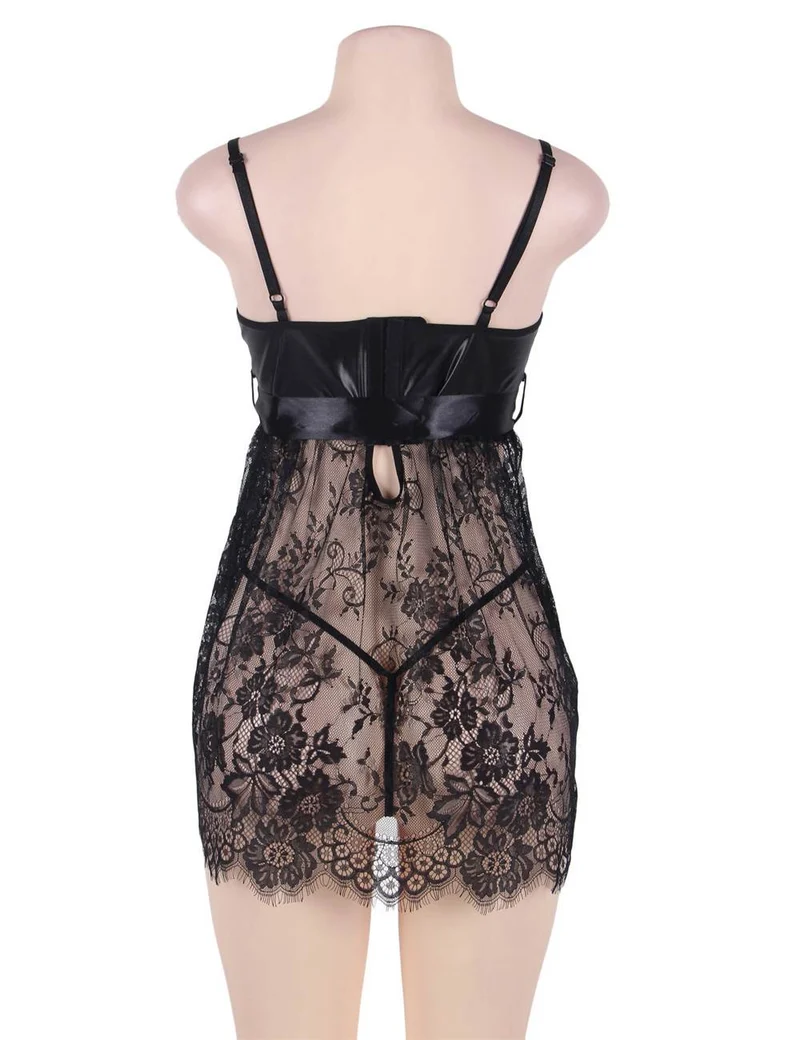 Babydoll aus schwarzem Wimpernspitzenstoff – glänzende Schleife, Wellensaum, verstellbare Taille und Träger