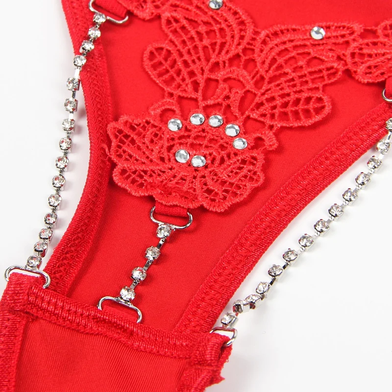 Roter, blumenbestickter G-String mit Strasskette