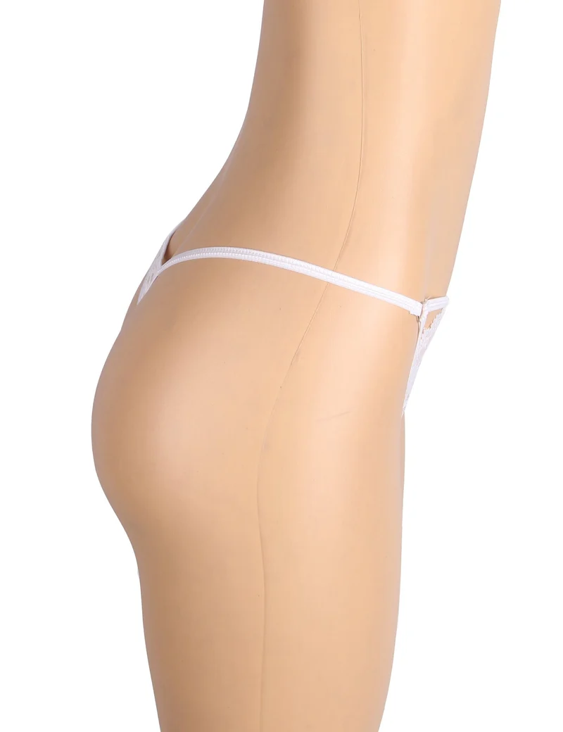 Weißer Spitzen-Tanga mit Cut-Outs und Metallring am Bund