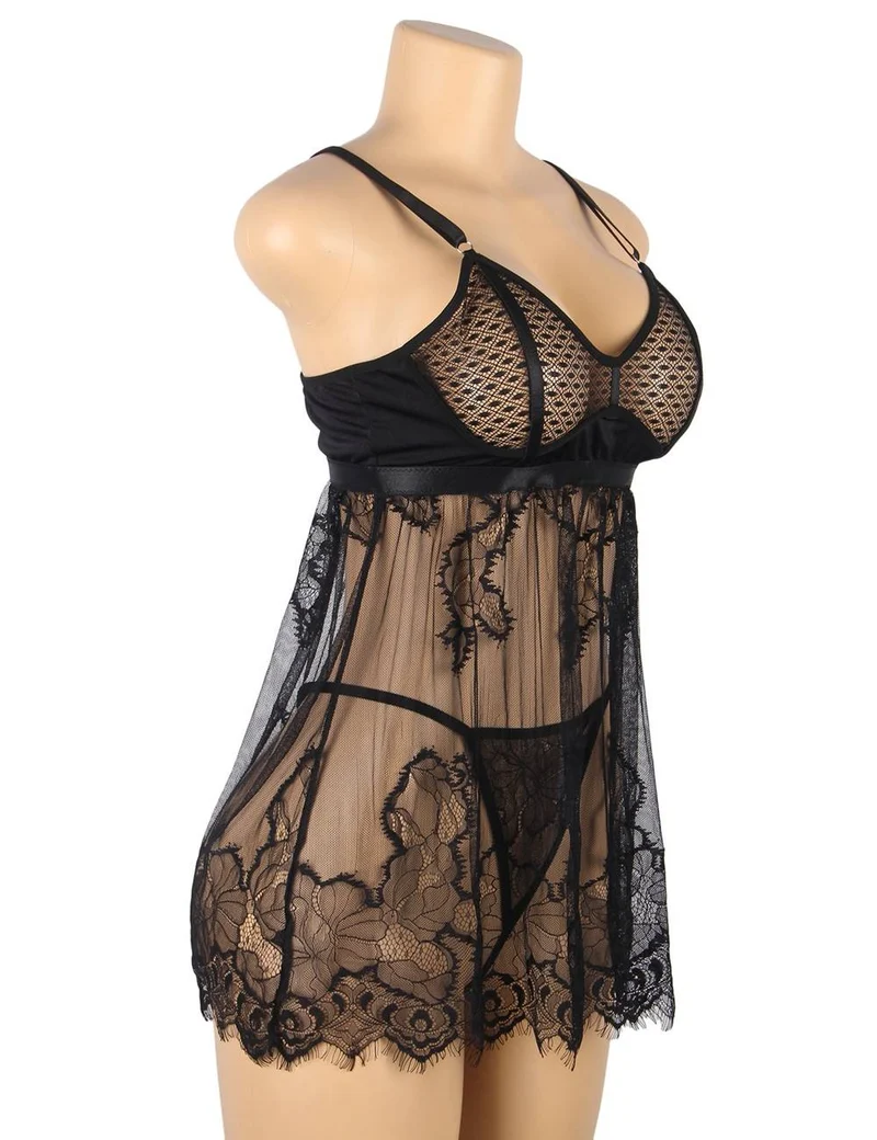 Schwarzes Babydoll-Set aus diamantfarbenem Netzgewebe mit Strumpfhaltern, Wimpernspitzensaum und passendem String.