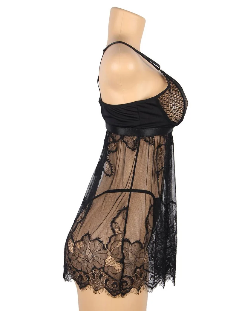 Schwarzes Babydoll-Set aus diamantfarbenem Netzgewebe mit Strumpfhaltern, Wimpernspitzensaum und passendem String.
