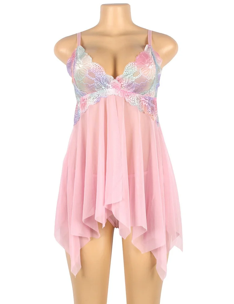 Babydoll aus rosafarbenem Mesh mit digitalem Spitzendruck, Schlitz vorne und passendem bedrucktem Höschen