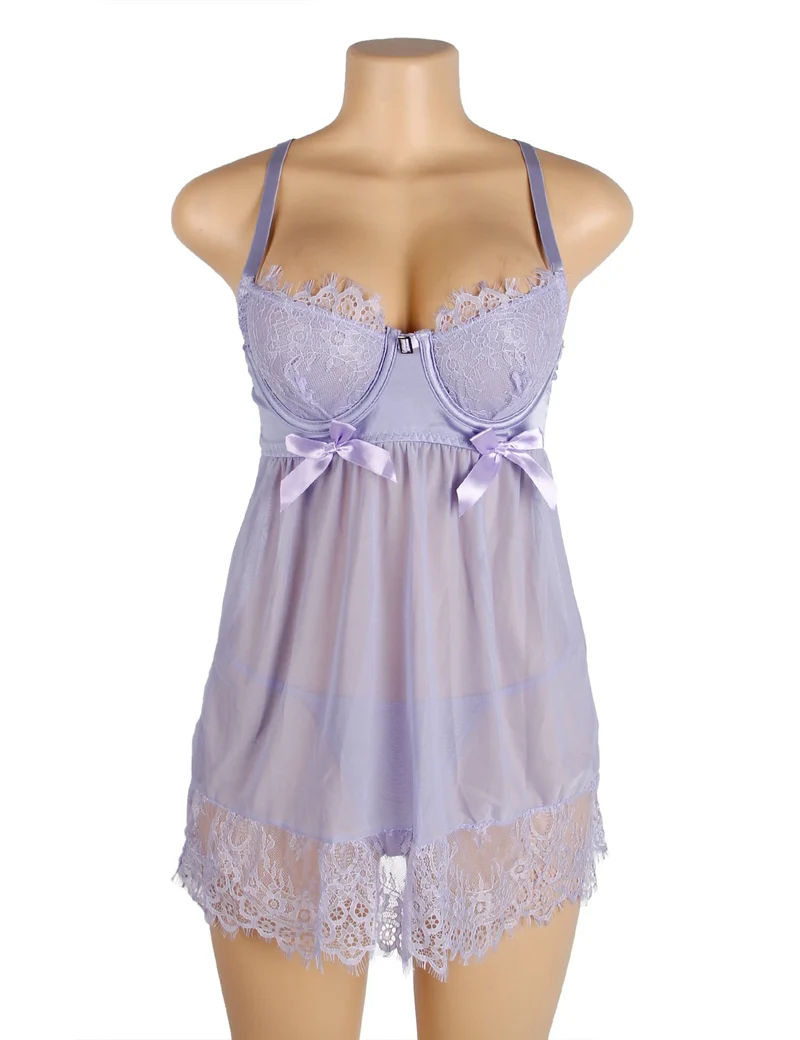 Lila Babydoll aus Netzstoff mit Bügeln und Polsterung, gekreuztem Rückenausschnitt, Wimpernspitze an Brust und Saum, Schleife am Dekolleté und passendem Höschen.