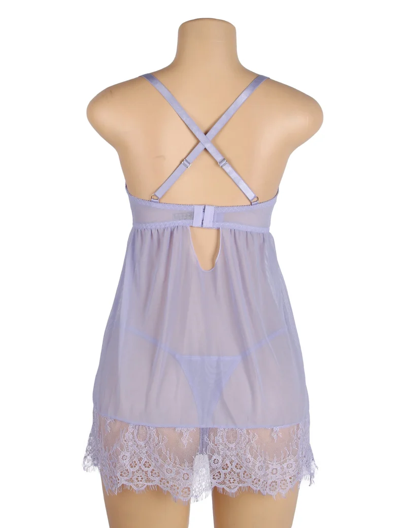 Lila Babydoll aus Netzstoff mit Bügeln und Polsterung, gekreuztem Rückenausschnitt, Wimpernspitze an Brust und Saum, Schleife am Dekolleté und passendem Höschen.