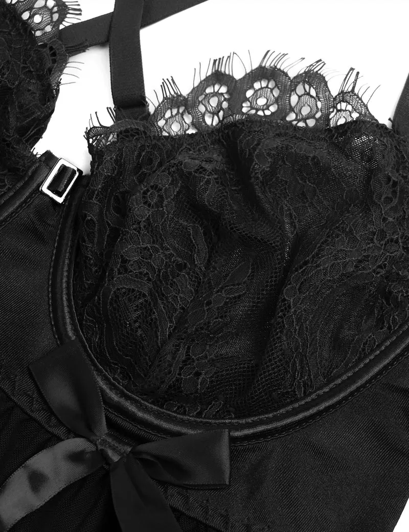 Schwarzes Babydoll aus Netzstoff mit Bügeln und Polsterung, gekreuztem Rückenausschnitt, Wimpernspitze an Brust und Saum, Schleife am Dekolleté und passendem Höschen.