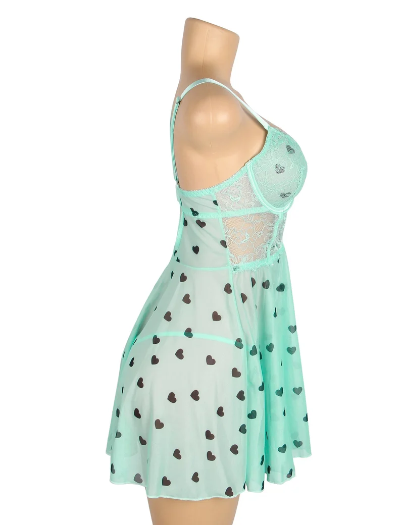 Babydoll-Set aus hellgrünem Herzmuster-Spitzenmesh mit Wimpernspitzenbesatz am Brustbereich, Schleifenakzent und passendem T-Shirt.