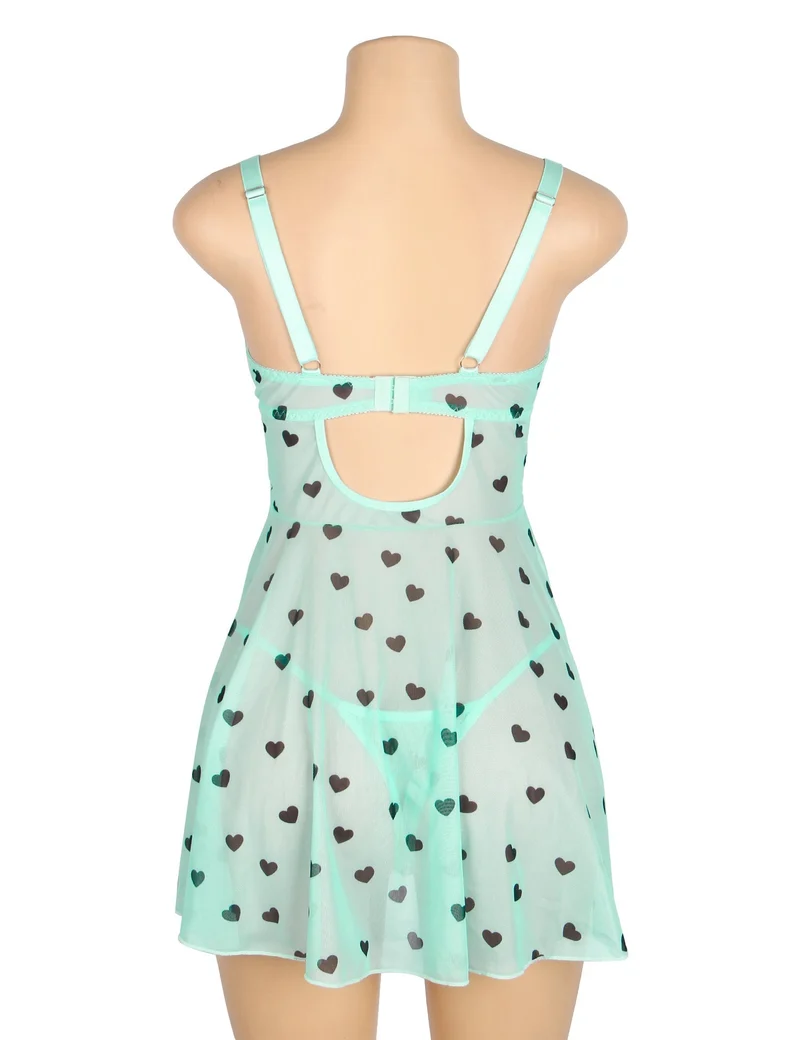Babydoll-Set aus hellgrünem Herzmuster-Spitzenmesh mit Wimpernspitzenbesatz am Brustbereich, Schleifenakzent und passendem T-Shirt.